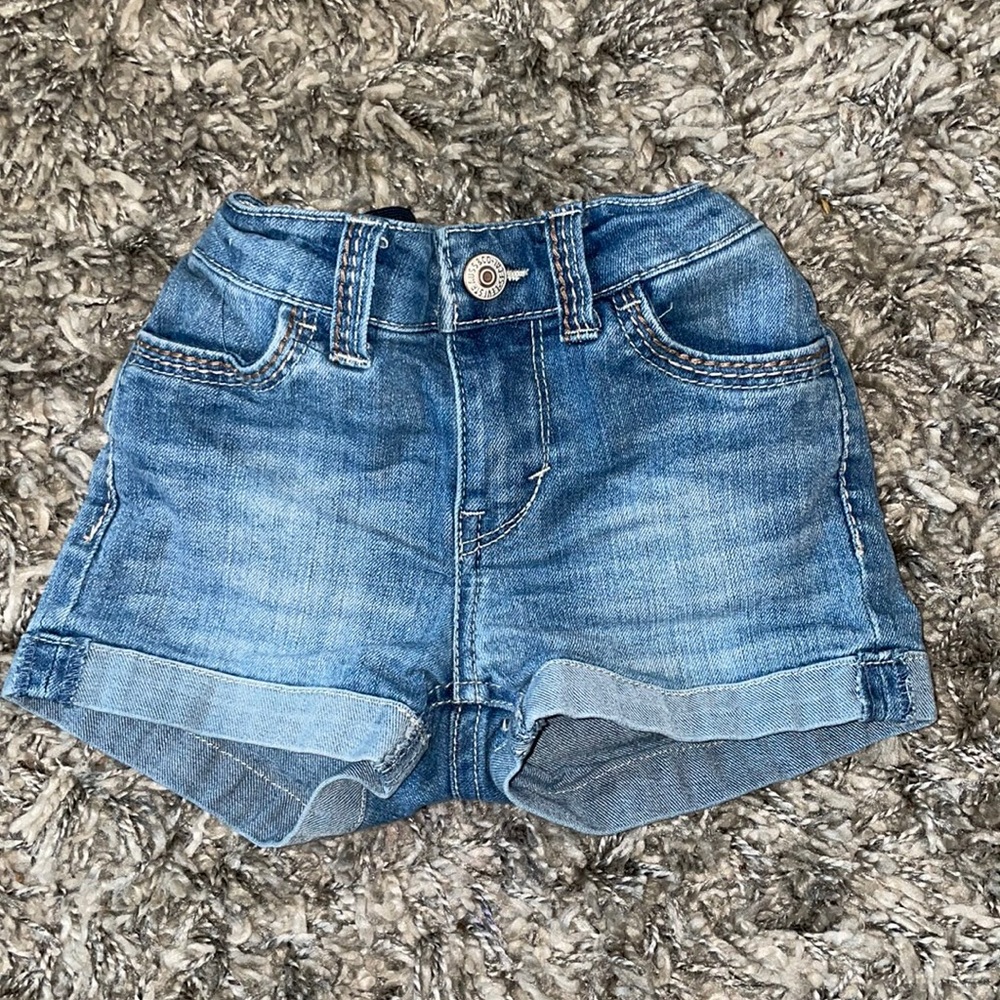 🐚Levi’s shorty short with back pockets